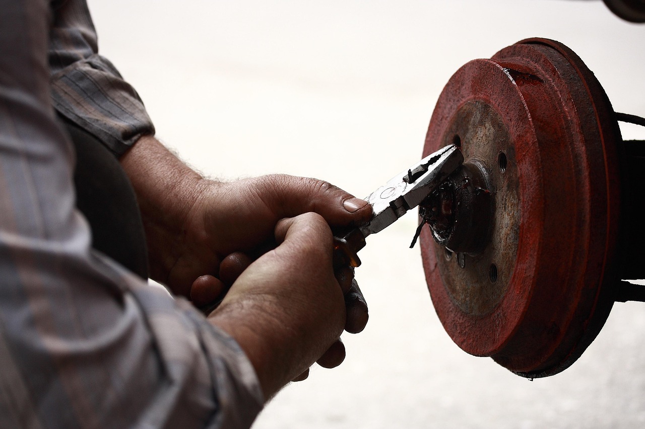 repairman, pliers, employee, work, paint, oil, dirt, rust, keep, car, brake, balata, car mechanic, service, maintenance, repair, car wallpapers, renewal, fix, study, improvement, steel, mechanical, workshop