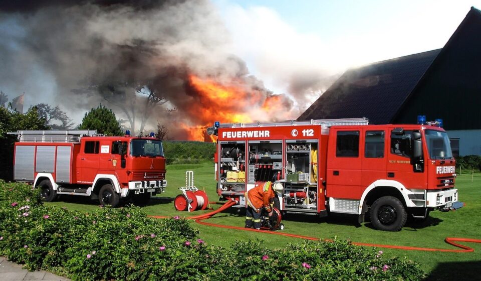 fire fighters, fire service, fire fighting, fire truck, extinguish fire, fire, fire fighters, fire truck, fire truck, fire truck, fire truck, fire truck
