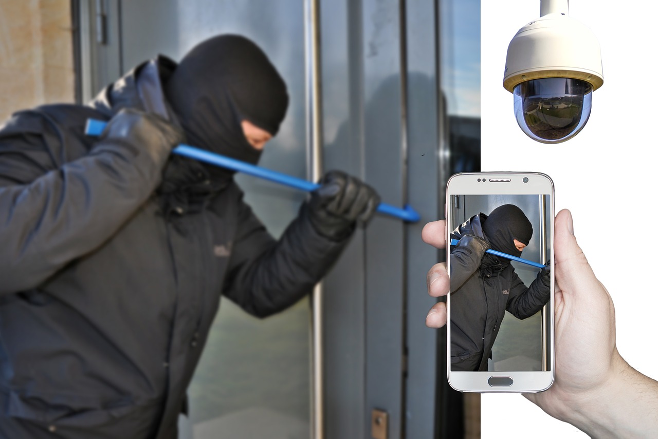 burglar, burglary, surveillance camera, smartphone, app, control, man, mask, chisel, set out, steal, theft, thief, danger, masked, burglary, steal, theft, theft, theft, thief, thief, thief, thief, thief